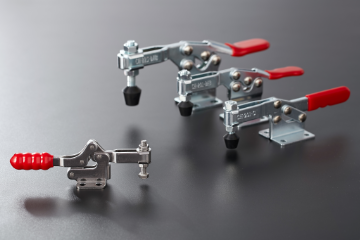 Horizontal acting toggle clamps